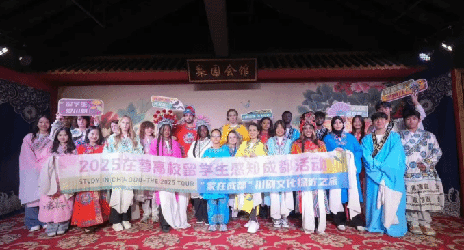 我校留學(xué)生沉浸式體驗(yàn)川劇魅力，共促中外文化交流